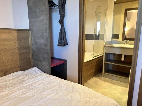 - une chambre avec un lit, un lavabo et une baignoire dans l'établissement Appartement 5 Pièces Cabine, 8 Couchages, Proche Pistes, Piscine, Sauna à Risoul 1850 - FR-1-330-589, à Risoul