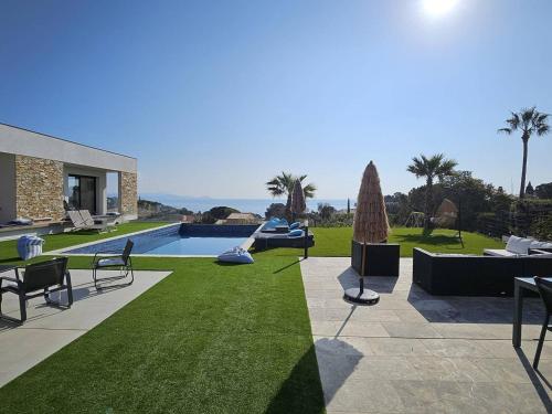 Villa contemporaine aux Issambres - FR-1-768-118