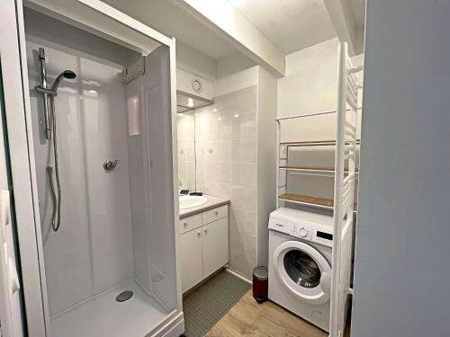 une salle de bain avec une machine à laver et un lave-linge dans l'établissement Duplex rénové avec balcon et garage à Berck-Plage - FR-1-646-88, à Berck-sur-Mer