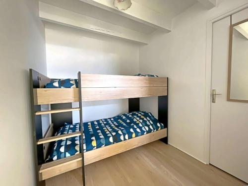 une chambre avec deux lits superposés dans une pièce dans l'établissement Duplex rénové avec balcon et garage à Berck-Plage - FR-1-646-88, à Berck-sur-Mer