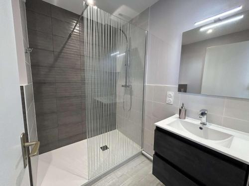 une salle de bain avec douche et lavabo dans l'établissement Studio à Saint-Jean-de-Monts, vue mer, 3 couchages - FR-1-224C-345, à Saint-Jean-de-Monts