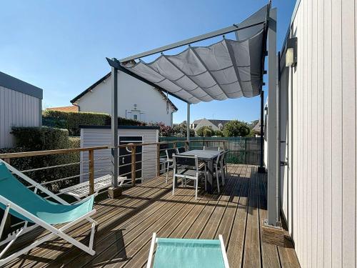 Mobil-home 35m², 3 chambres, terrasse couverte, piscine chauffée, à 200m de la plage, Jullouville - FR-1-361A-6