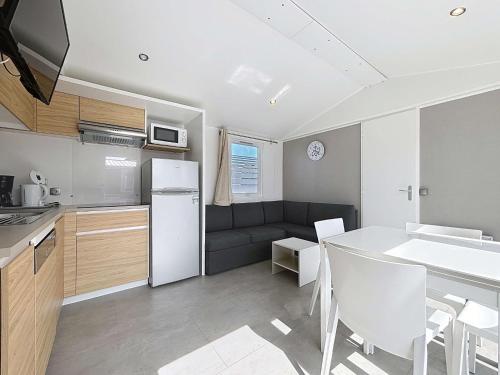 Photo de la galerie de l'établissement Mobil-home Confort 6 Pers, 3 Ch, Terrasse, Piscine & Proche Plage - FR-1-361A-25, à Jullouville