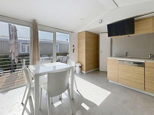 Photo de la galerie de l'établissement Mobil-home Confort 6 Pers, 3 Ch, Terrasse, Piscine & Proche Plage - FR-1-361A-25, à Jullouville