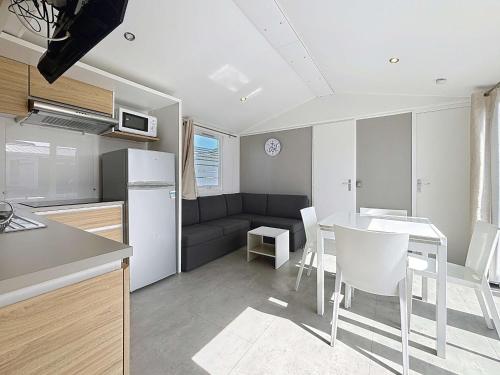 Photo de la galerie de l'établissement Mobil-home Confort 6 Pers, 3 Ch, Terrasse, Piscine & Proche Plage - FR-1-361A-25, à Jullouville