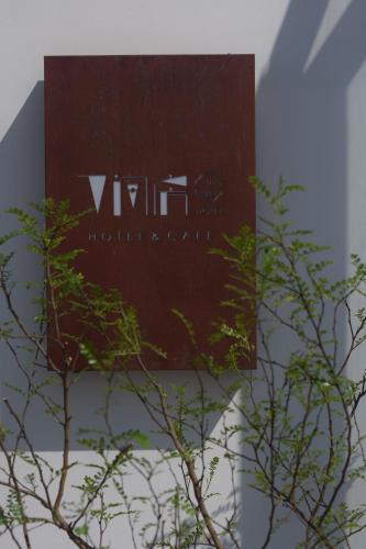 a sign on a building with trees in the foreground at Dali Shuanglang seven-room sea view hotel in Dali Shuanglang