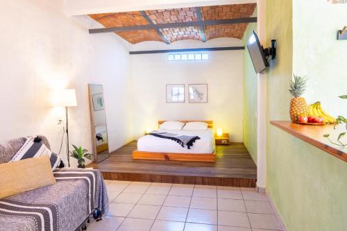 ein Schlafzimmer mit einem Bett und einem Fernseher in einem Zimmer in der Unterkunft Best Location in Sayulita + Walk to Everything in Sayulita