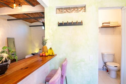ein Badezimmer mit einer Theke mit Bananen und einem WC in der Unterkunft Best Location in Sayulita + Walk to Everything in Sayulita