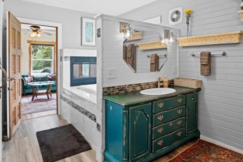 Postel nebo postele na pokoji v ubytování Mt Rainier Retreat with Spa Bathroom-Hot Tub-Fireplace