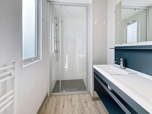 une salle de bain avec douche et lavabo dans l'établissement Mobil-home confort 3 ch, piscine chauffée, 200m plage, parking, WiFi, animaux admis - FR-1-361A-72, à Jullouville