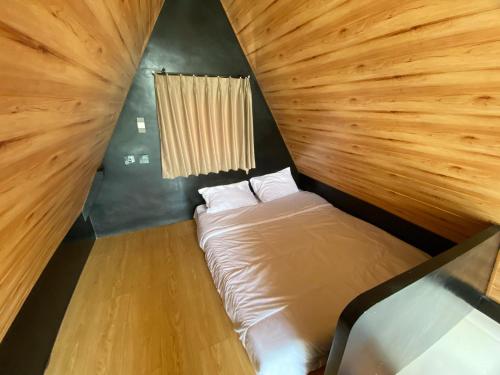 Ένα ή περισσότερα κρεβάτια σε δωμάτιο στο Aveva Cabin Dan Homestay Syariah