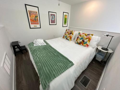 una camera da letto con un letto con una coperta verde sopra di Austin Stylish Studio ad Austin