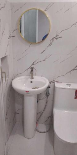 San FelixにあるBUCO's HAVENの洗面台、鏡、トイレ付きのバスルーム