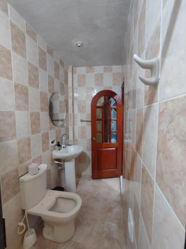 a bathroom with a toilet and a sink at casa Huanuco hospedaje in Leticia