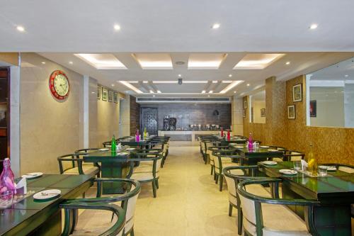 Restoran või mõni muu söögikoht majutusasutuses The Waves Hotel with Free Airport Pickup or Drop