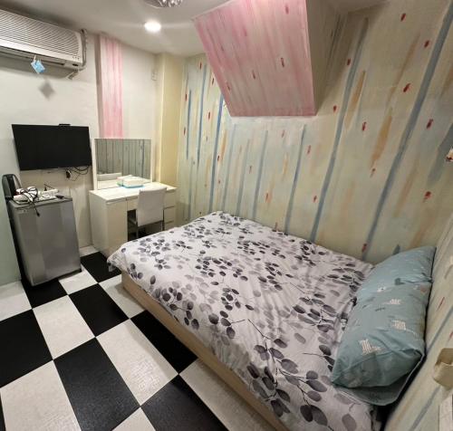 a bedroom with a bed and a checkered floor at 逢甲晨熙 in Taichung