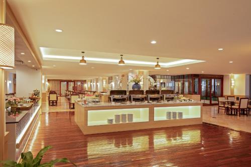 a lobby with a bar and some tables and chairs at Jomtien Thani Hotel in Jomtien Beach