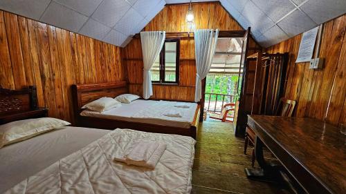 Postel nebo postele na pokoji v ubytování Cat Tien Eco Lodge