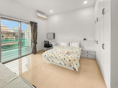 Postel nebo postele na pokoji v ubytování Entire 4 Bedroom Landed House, Yong Peng, Johor, Malaysia - Suitable for leisure, wedding & Big group travellers, Free Netflix, In- House Parking, 1min to Dragon Temple, 5 mins to MCD& KFC, 30 mins to Organic Farms
