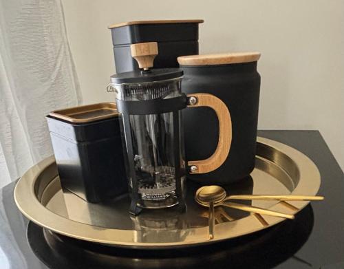 Kohvi ja tee valmistamise võimalus majutusasutuses Boutique Coastal Retreat for Couples or Singles