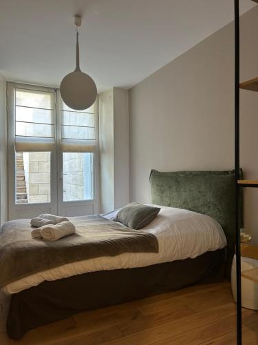 une chambre avec un lit avec deux oreillers dessus dans l'établissement Appartement Deauville, à Deauville