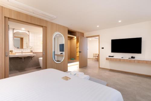 Μια τηλεόραση ή/και κέντρο ψυχαγωγίας στο Jomtien Thani Hotel