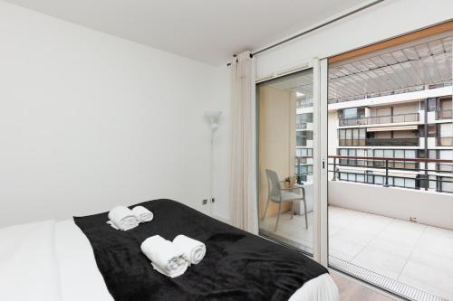 une chambre avec un lit avec des serviettes dessus dans l'établissement Pavillon Riviera YourHostHelper, à Cannes