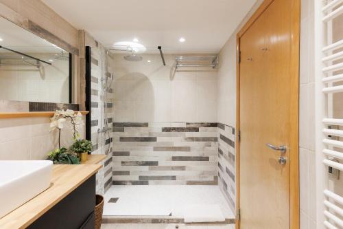 une salle de bain avec un lavabo et une douche dans l'établissement Pavillon Riviera YourHostHelper, à Cannes