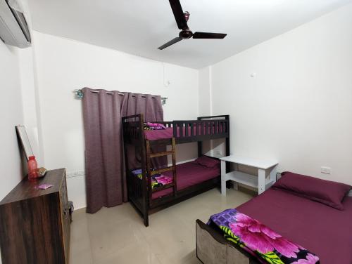 Ein Bett oder Betten in einem Zimmer der Unterkunft Rajani's Luxury Guest House