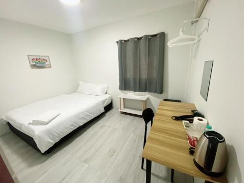 Una cama o camas en una habitación de GO INN Siriraj Wang Lang