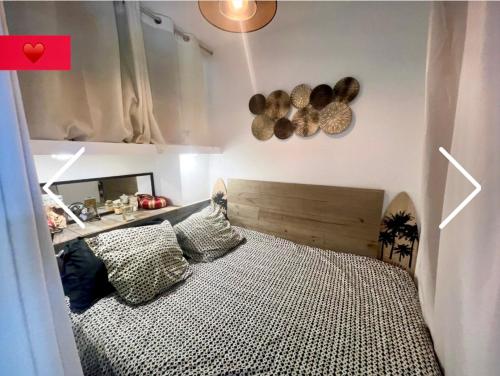 une chambre avec un lit avec des oreillers dessus dans l'établissement Le Marina, à Sanary-sur-Mer