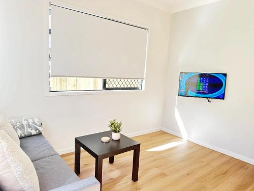 Μια τηλεόραση ή/και κέντρο ψυχαγωγίας στο Modern Cozy New-Build Studio Haven with Free Parking