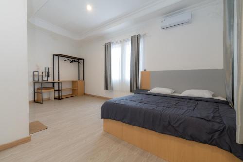 - une chambre avec un lit et un miroir dans l'établissement Villa Fiorenza III, à Sampal 2