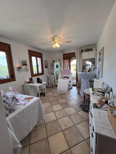 a room with tables and chairs and a room with a ceiling at CASA LEÓN - Freistehendes Gästehaus mit 3 Zimmer, Vivienda Rural VTARAL01089 in Sorbas