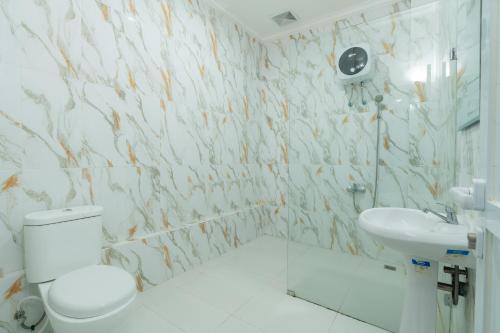 une salle de bains avec toilettes et lavabo dans l'établissement Villa Fiorenza III, à Sampal 2