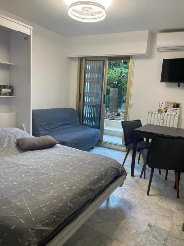 une chambre avec un lit et une salle à manger avec une table dans l'établissement Studio 100m plage, à Cagnes-sur-Mer