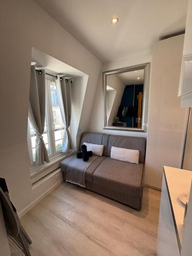 Paris 17 - Coeur Batignolles - Beau studio 10 m2 -110 sqf - Etat neuf - Calme - Idéal une personne - single occupancy