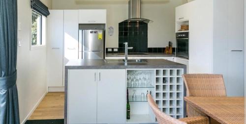 Dapur atau dapur kecil di Kenepuru view - private getaway in the Sounds