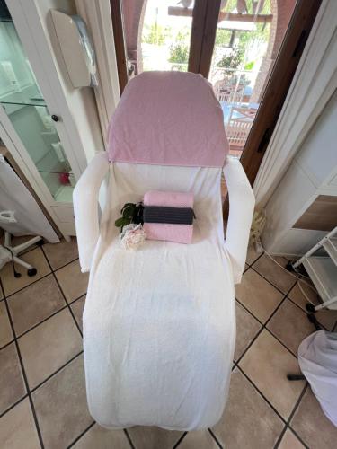 a white chair with a purse on it at Casa Andalucía - 3,5 Zimmer Haus unter den Sternen, Vivienda Rural VTARAL01059 in Sorbas