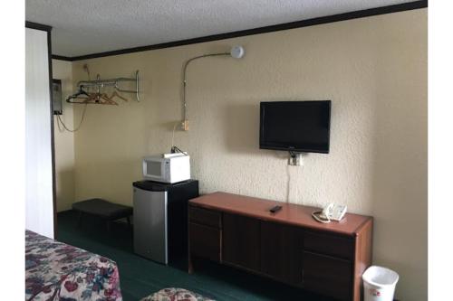TV a/nebo společenská místnost v ubytování Capri Motel By OYO Elwood, Wathena