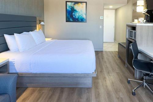 Ένα ή περισσότερα κρεβάτια σε δωμάτιο στο Radisson Hotel Montreal Airport