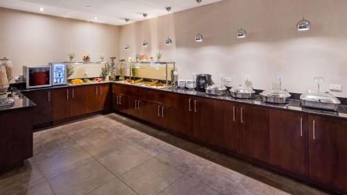 Η κουζίνα ή μικρή κουζίνα στο Radisson Hotel Montreal Airport
