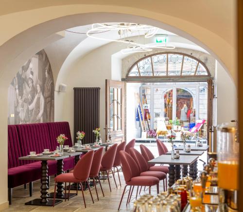 a restaurant with tables and chairs and a large window at Altstadthotel der Patrizier in Regensburg