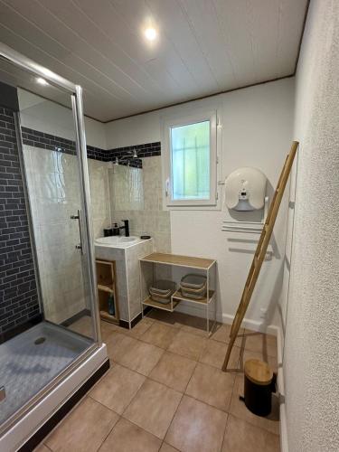 une salle de bain avec douche et lavabo dans l'établissement Villa maison individuelle avec jardin arboré, aux Vans