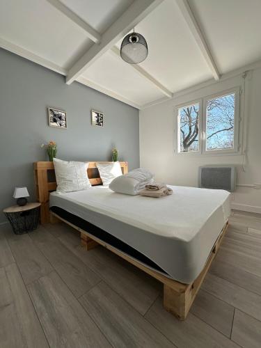 une chambre avec un grand lit dans une pièce dans l'établissement Villa maison individuelle avec jardin arboré, aux Vans