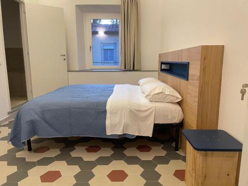 a bedroom with a bed and a window at Il Genio - Residenza D'Epoca in Pisa