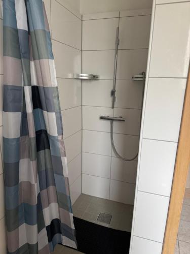 O baie la Gemuetliches helles Zimmer mit guter Anbindung nach Mainz und Wiesbaden Gemeinschaftsbadezimmer