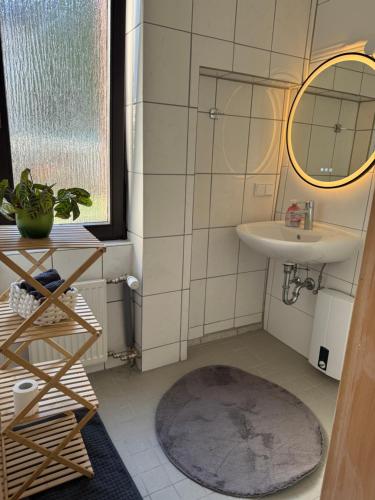 O baie la Gemuetliches helles Zimmer mit guter Anbindung nach Mainz und Wiesbaden Gemeinschaftsbadezimmer