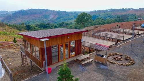 an overhead view of a house on a hill at Tropangsneh Dakdam Resort in Phumĭ Pu Ântrêng (1)