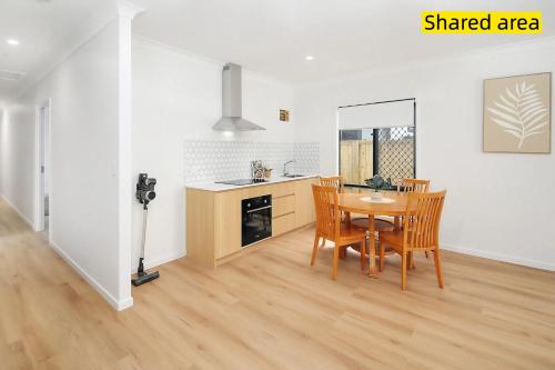 Dapur atau dapur kecil di Modern New-Build Tranquil Home Studio
